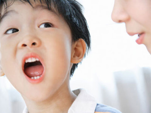 Nguyên nhân và cách khắc phục tình trạng nói ngọng ở trẻ